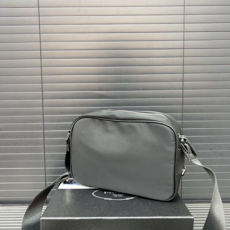 【AT9510】プラダ Pradaの男性用防水キャンバスショルダーバッグ、黒色、モダンで贅沢なデザイン美学 | Prada