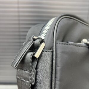【AT9510】プラダ Pradaの男性用防水キャンバスショルダーバッグ、黒色、モダンで贅沢なデザイン美学 | Prada