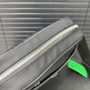 【AT9514】プラダ ブラックキャンバス シングルショルダーバッグ、都市男性のための精巧な高級感アイテム | Prada