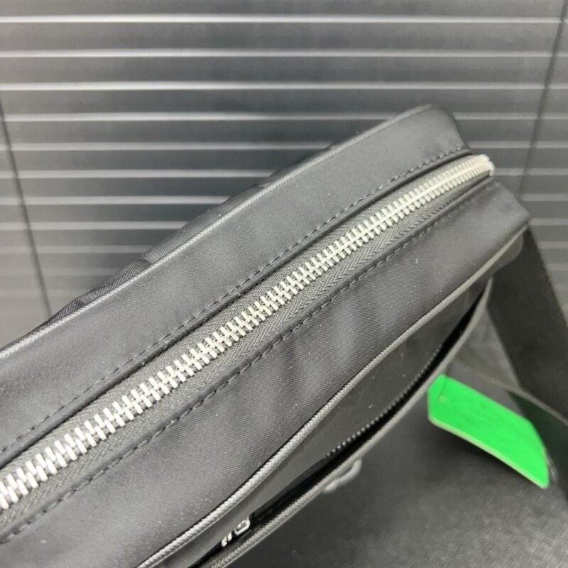 【AT9514】プラダ ブラックキャンバス シングルショルダーバッグ、都市男性のための精巧な高級感アイテム | Prada