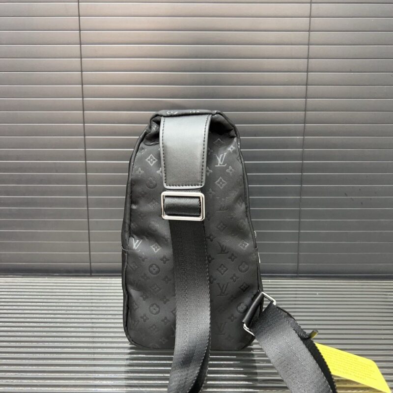 【AT9517】ルイ・ヴィトンモノグラムシングルショルダーチェストバッグ - ブラック系都会男性のための贅沢なアクセサリー | LV