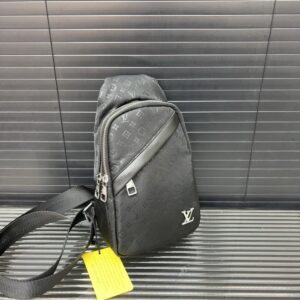 【AT9517】ルイ・ヴィトンモノグラムシングルショルダーチェストバッグ - ブラック系都会男性のための贅沢なアクセサリー | LV