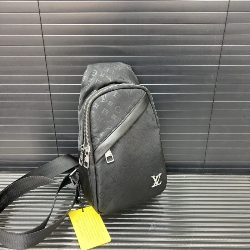 【AT9517】ルイ・ヴィトンモノグラムシングルショルダーチェストバッグ - ブラック系都会男性のための贅沢なアクセサリー | LV