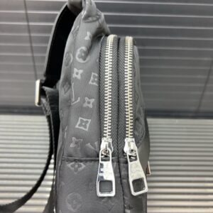 【AT9517】ルイ・ヴィトンモノグラムシングルショルダーチェストバッグ - ブラック系都会男性のための贅沢なアクセサリー | LV
