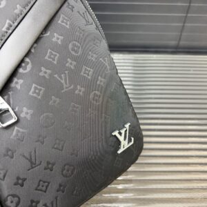【AT9517】ルイ・ヴィトンモノグラムシングルショルダーチェストバッグ - ブラック系都会男性のための贅沢なアクセサリー | LV