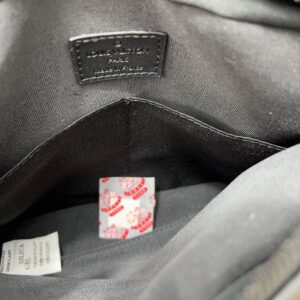 【AT9520】ルイ・ヴィトンのエンボスレザースリングバッグ - 都市旅行者のための贅沢な選択 | Louis Vuitton