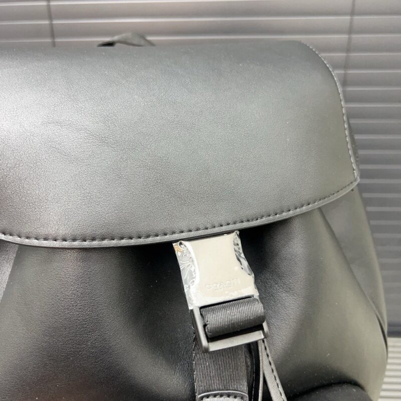 【AT9523】COACH Racer 26 レザーバックパック、都会男性のための高級品、黒革素材、13インチノートパソコン収納可能 | Coach New York