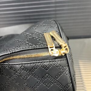 【AT9527】ヴェルサーチ Versace エンボスレザートラベルバッグ | Versace