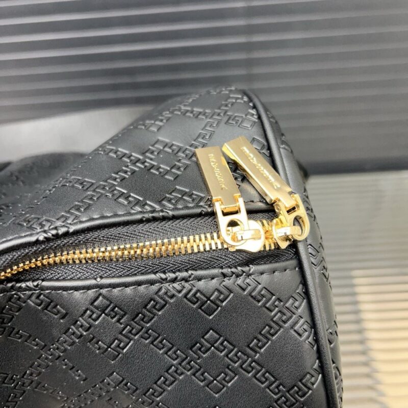 【AT9527】ヴェルサーチ Versace エンボスレザートラベルバッグ | Versace