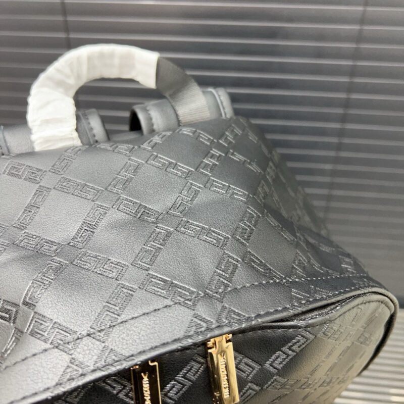 【AT9528】ヴェルサーチ クラシック エンボス加工 リュックサック メンズ ビジネス通勤 アーバンスタイル | Gianni Versace