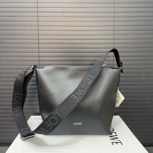 【AT9530】LOEWEロエヴェ クラシックなCubiシリーズの高級牛革ショルダーバッグ | Loewe Madrid