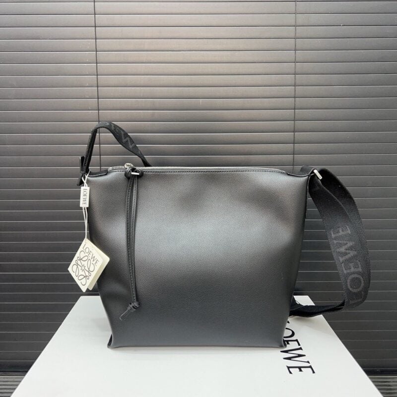【AT9530】LOEWEロエヴェ クラシックなCubiシリーズの高級牛革ショルダーバッグ | Loewe Madrid
