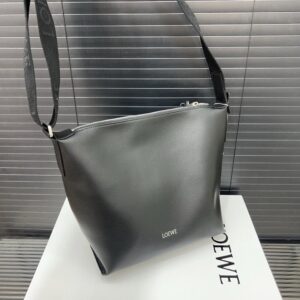【AT9530】LOEWEロエヴェ クラシックなCubiシリーズの高級牛革ショルダーバッグ | Loewe Madrid