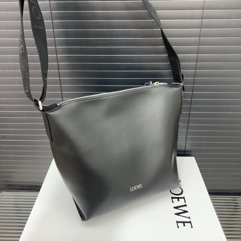 【AT9530】LOEWEロエヴェ クラシックなCubiシリーズの高級牛革ショルダーバッグ | Loewe Madrid