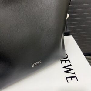 【AT9530】LOEWEロエヴェ クラシックなCubiシリーズの高級牛革ショルダーバッグ | Loewe Madrid