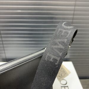 【AT9530】LOEWEロエヴェ クラシックなCubiシリーズの高級牛革ショルダーバッグ | Loewe Madrid