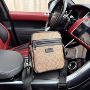 【AT9536】Coachクラシックラグジュアリーショルダーバッグ、都会のエレガンスと実用性を兼ね備えたアイテム | Coach