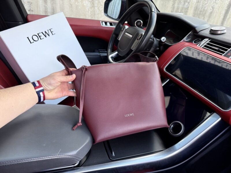 【AT9537】LOEWEクラシックショルダーバッグ | 高級感と都会のエレガンスを演出 | Loewe Madrid