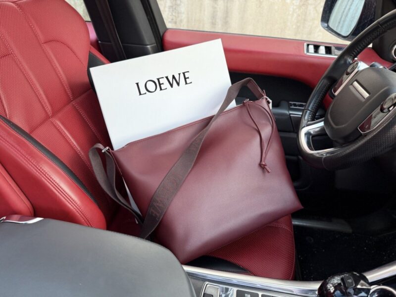 【AT9539】ロエベ ショルダーバッグ - 高級ファッションブランドからのエレガントな質感を演出 | Loewe