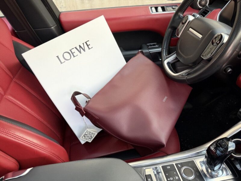 【AT9539】ロエベ ショルダーバッグ - 高級ファッションブランドからのエレガントな質感を演出 | Loewe