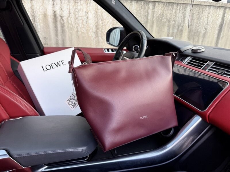 【AT9539】ロエベ ショルダーバッグ - 高級ファッションブランドからのエレガントな質感を演出 | Loewe