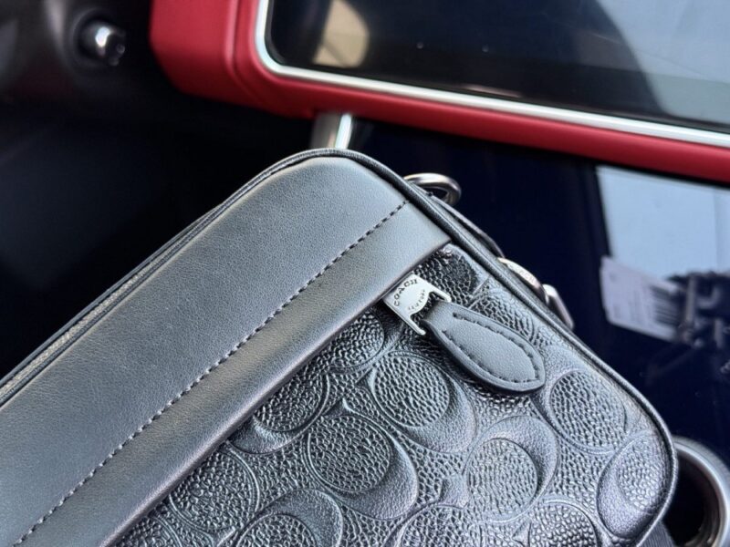 【AT9549】COACHグラハムシリーズカメラバッグ - 高級エンボスレザー製カメラバッグ | Coach New York