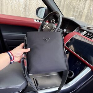 【AT9554】プラダ Prada メンズ ショルダーバッグ - 上質なSaffianoレザーと都会的なスタイル | Prada