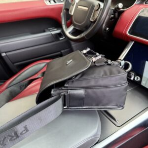 【AT9555】PRADA（プラダ）メンズ サフィアーノレザー メッセンジャーバッグ - 高級感溢れる都会のファッションアイテム | Prada Italy
