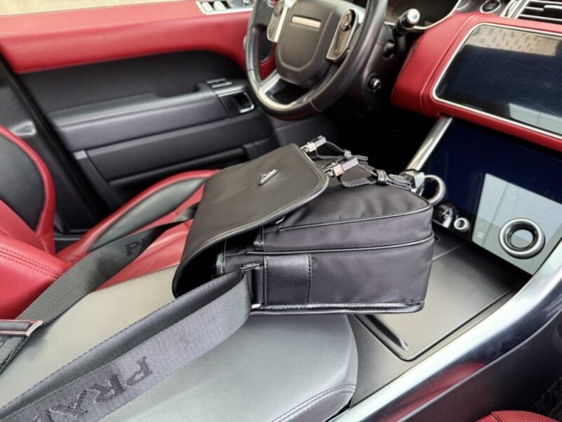 【AT9555】PRADA（プラダ）メンズ サフィアーノレザー メッセンジャーバッグ - 高級感溢れる都会のファッションアイテム | Prada Italy