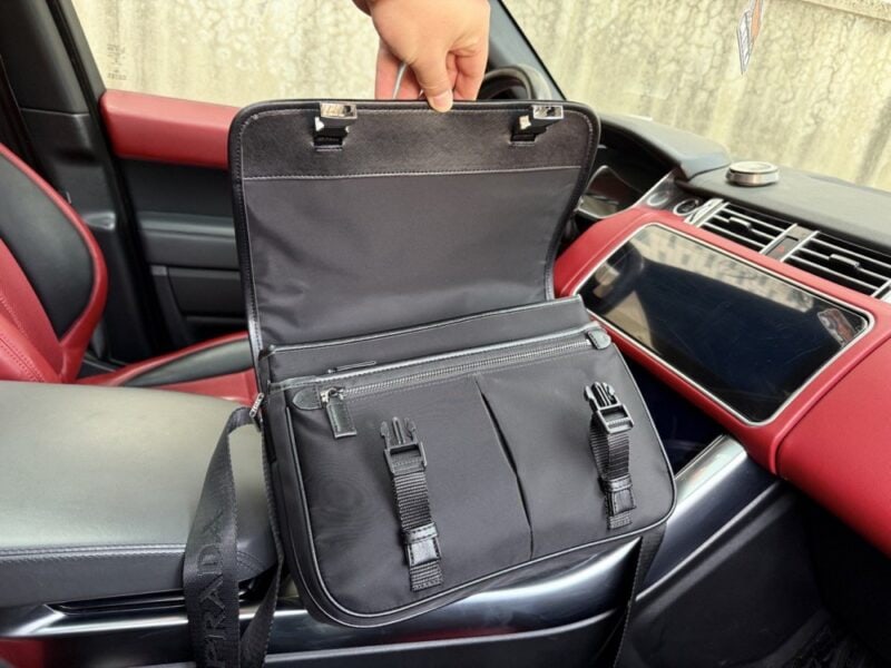 【AT9555】PRADA（プラダ）メンズ サフィアーノレザー メッセンジャーバッグ - 高級感溢れる都会のファッションアイテム | Prada Italy