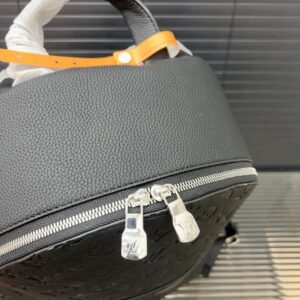 【AT9560】ルイ・ヴィトン ディスカバリー・スリム バックパック - エンボス加工牛革素材の高級バッグ | Louis Vuitton Paris