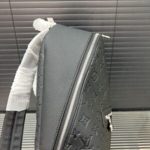 【AT9560】ルイ・ヴィトン ディスカバリー・スリム バックパック - エンボス加工牛革素材の高級バッグ | Louis Vuitton Paris