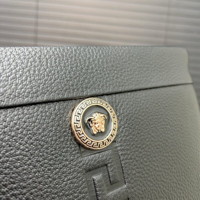 【AT9565】高級牛革素材 クラシックなデザイン イタリアンブランドのエレガントなクラッチバッグ | Versace