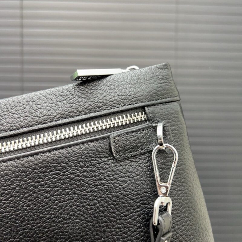 【AT9566】高級ブランドBurberryメンズクラッチバッグ - 上質なエンボス牛革素材を使用した都会の精英向けアクセサリー | Burberry