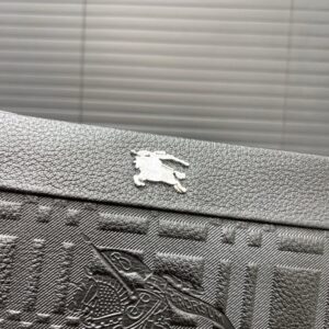 【AT9566】高級ブランドBurberryメンズクラッチバッグ - 上質なエンボス牛革素材を使用した都会の精英向けアクセサリー | Burberry