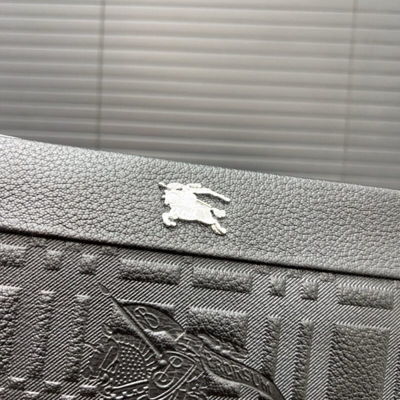 【AT9566】高級ブランドBurberryメンズクラッチバッグ - 上質なエンボス牛革素材を使用した都会の精英向けアクセサリー | Burberry