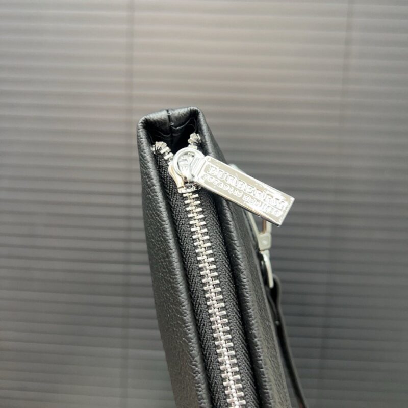 【AT9566】高級ブランドBurberryメンズクラッチバッグ - 上質なエンボス牛革素材を使用した都会の精英向けアクセサリー | Burberry