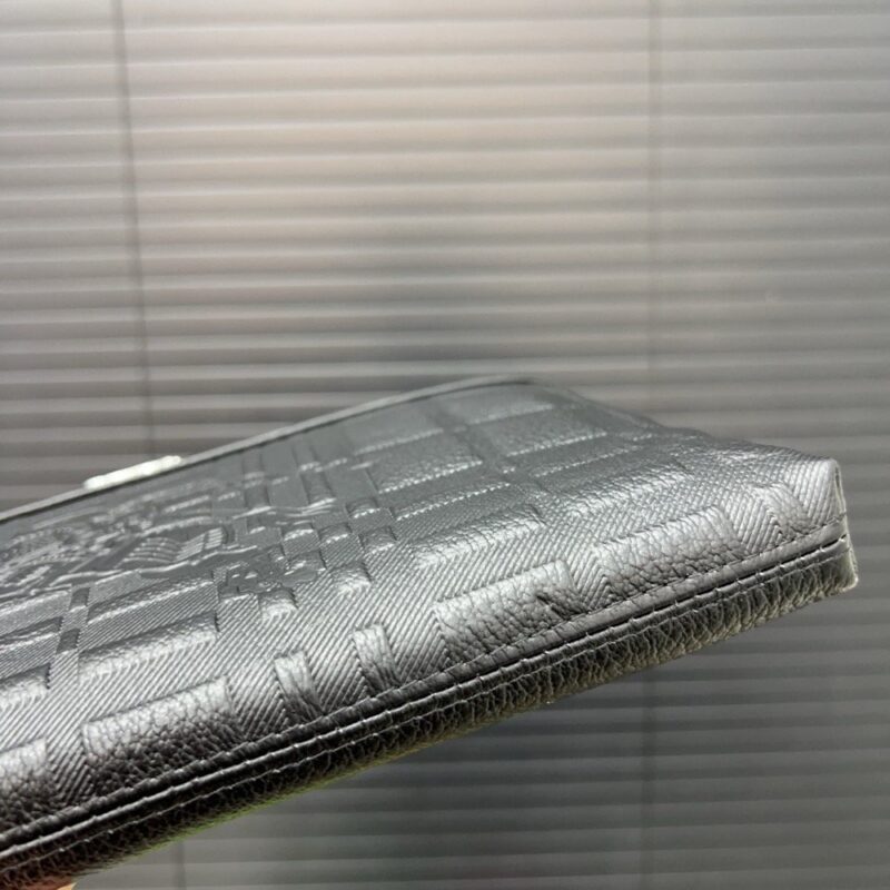 【AT9566】高級ブランドBurberryメンズクラッチバッグ - 上質なエンボス牛革素材を使用した都会の精英向けアクセサリー | Burberry