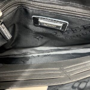 【AT9566】高級ブランドBurberryメンズクラッチバッグ - 上質なエンボス牛革素材を使用した都会の精英向けアクセサリー | Burberry