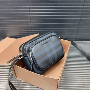 【AT9568】バーバリーのクラシックなチェック柄カメラバッグ　都会の贅沢なアイテム | Burberry