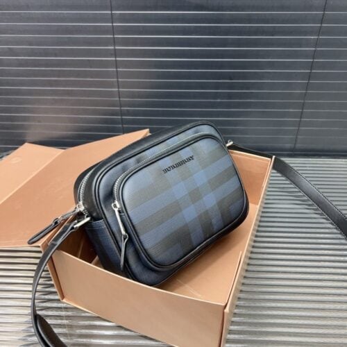 【AT9568】バーバリーのクラシックなチェック柄カメラバッグ　都会の贅沢なアイテム | Burberry