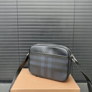 【AT9568】バーバリーのクラシックなチェック柄カメラバッグ　都会の贅沢なアイテム | Burberry