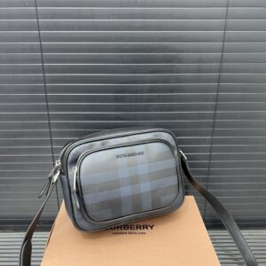 【AT9568】バーバリーのクラシックなチェック柄カメラバッグ　都会の贅沢なアイテム | Burberry
