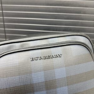 【AT9568】バーバリーのクラシックなチェック柄カメラバッグ　都会の贅沢なアイテム | Burberry