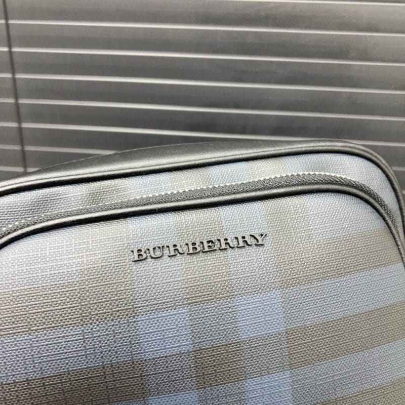 【AT9568】バーバリーのクラシックなチェック柄カメラバッグ　都会の贅沢なアイテム | Burberry