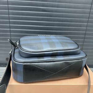 【AT9568】バーバリーのクラシックなチェック柄カメラバッグ　都会の贅沢なアイテム | Burberry