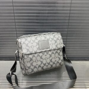 【AT9569】Coachクラシックシグネチャー メッセンジャーバッグ - 都会的な男性のための優雅なファッションアイテム | Coach New York
