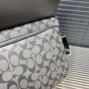 【AT9569】Coachクラシックシグネチャー メッセンジャーバッグ - 都会的な男性のための優雅なファッションアイテム | Coach New York