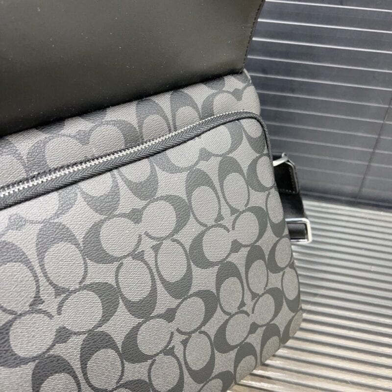 【AT9569】Coachクラシックシグネチャー メッセンジャーバッグ - 都会的な男性のための優雅なファッションアイテム | Coach New York