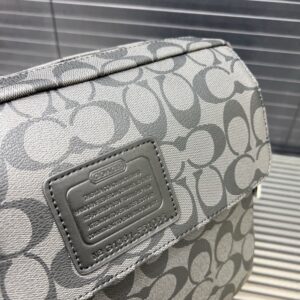 【AT9569】Coachクラシックシグネチャー メッセンジャーバッグ - 都会的な男性のための優雅なファッションアイテム | Coach New York